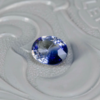 バイカラーサファイア 0.71ct オーバルカット 6.0mm×4.8mm×2.6mm【MJ3115】