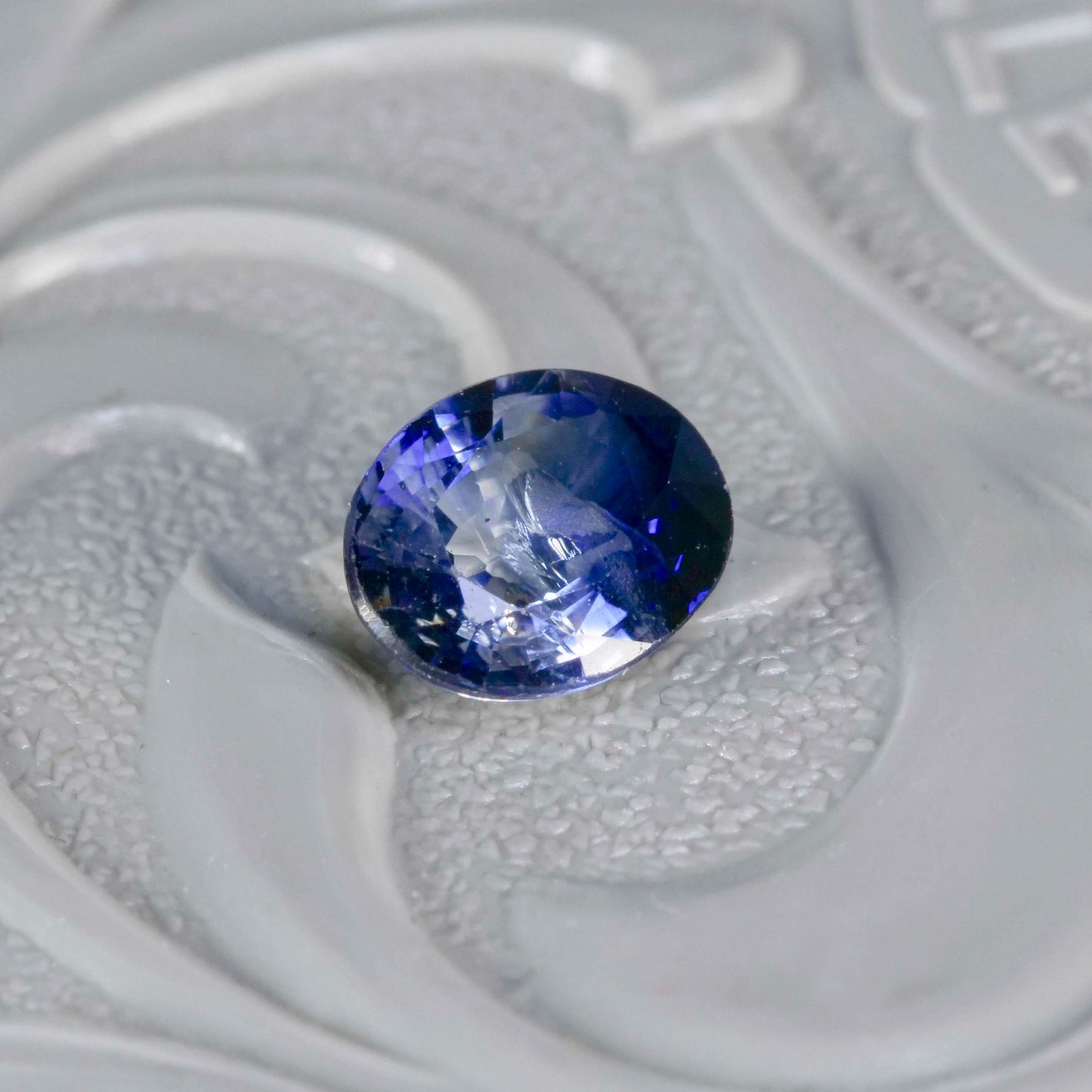 バイカラーサファイア 0.71ct オーバルカット 6.0mm×4.8mm×2.6mm【MJ3115】