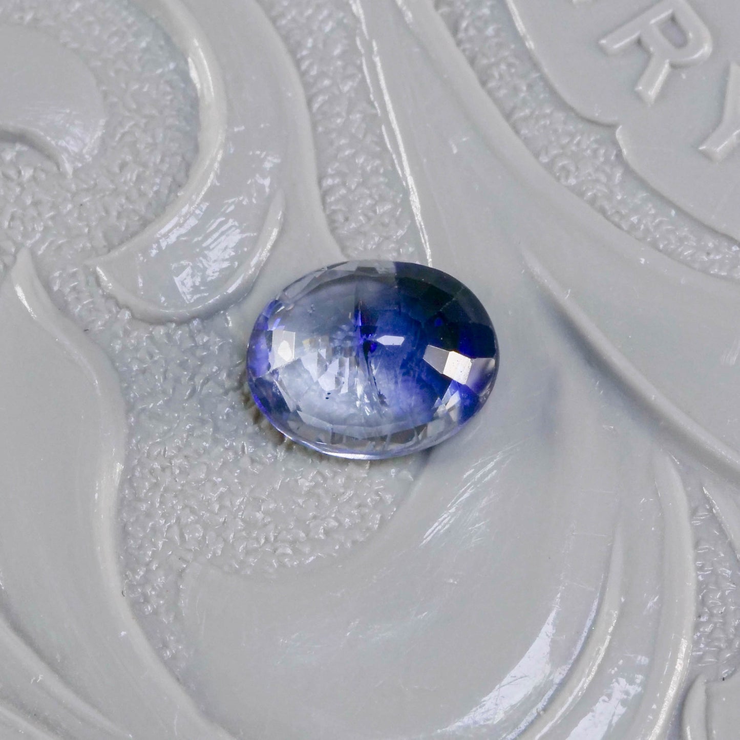 バイカラーサファイア 0.71ct オーバルカット 6.0mm×4.8mm×2.6mm【MJ3115】