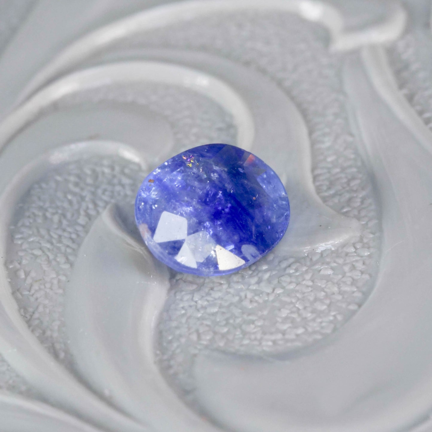 バイカラーサファイア 0.67ct オーバルカット 5.9mm×4.8mm×2.6mm【MJ3116】