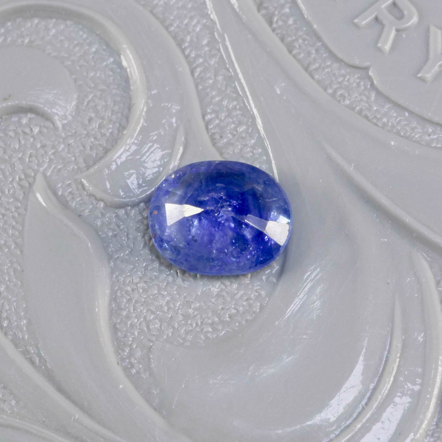 バイカラーサファイア 0.67ct オーバルカット 5.9mm×4.8mm×2.6mm【MJ3116】