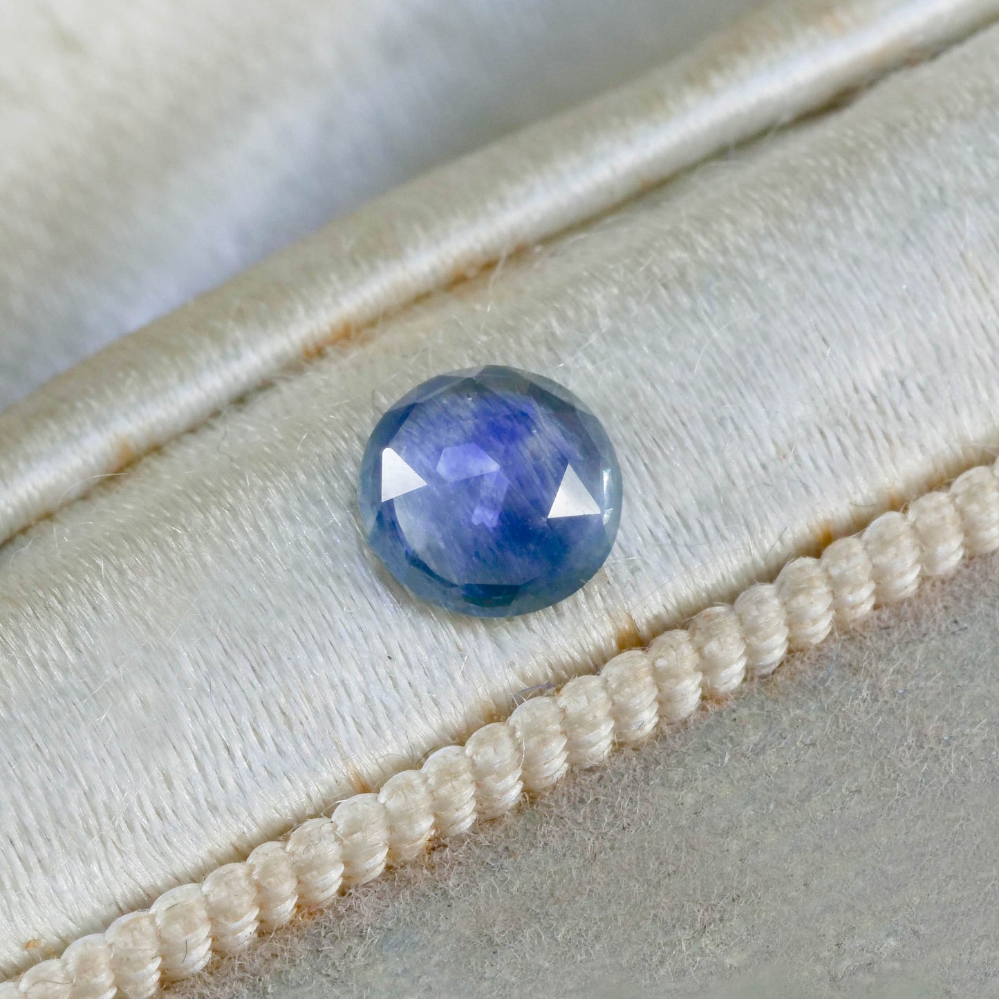 モンタナサファイア 0.57ct ローズカット 5.3mm×5.3mm×2.1mm【MJ3117】