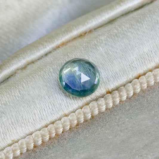 モンタナサファイア 0.62ct ローズカット 5.3mm×5.3mm×2.2mm【MJ3118】