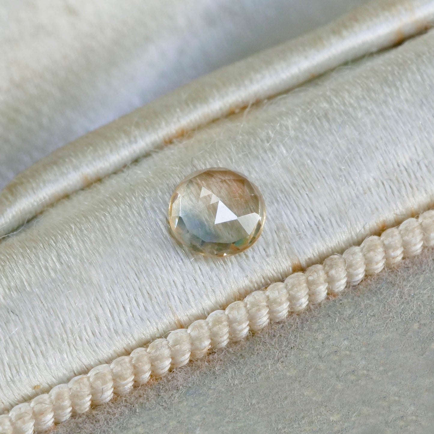 モンタナサファイア 0.42ct ローズカット 4.6mm×4.6mm×1.9mm【MJ3120】