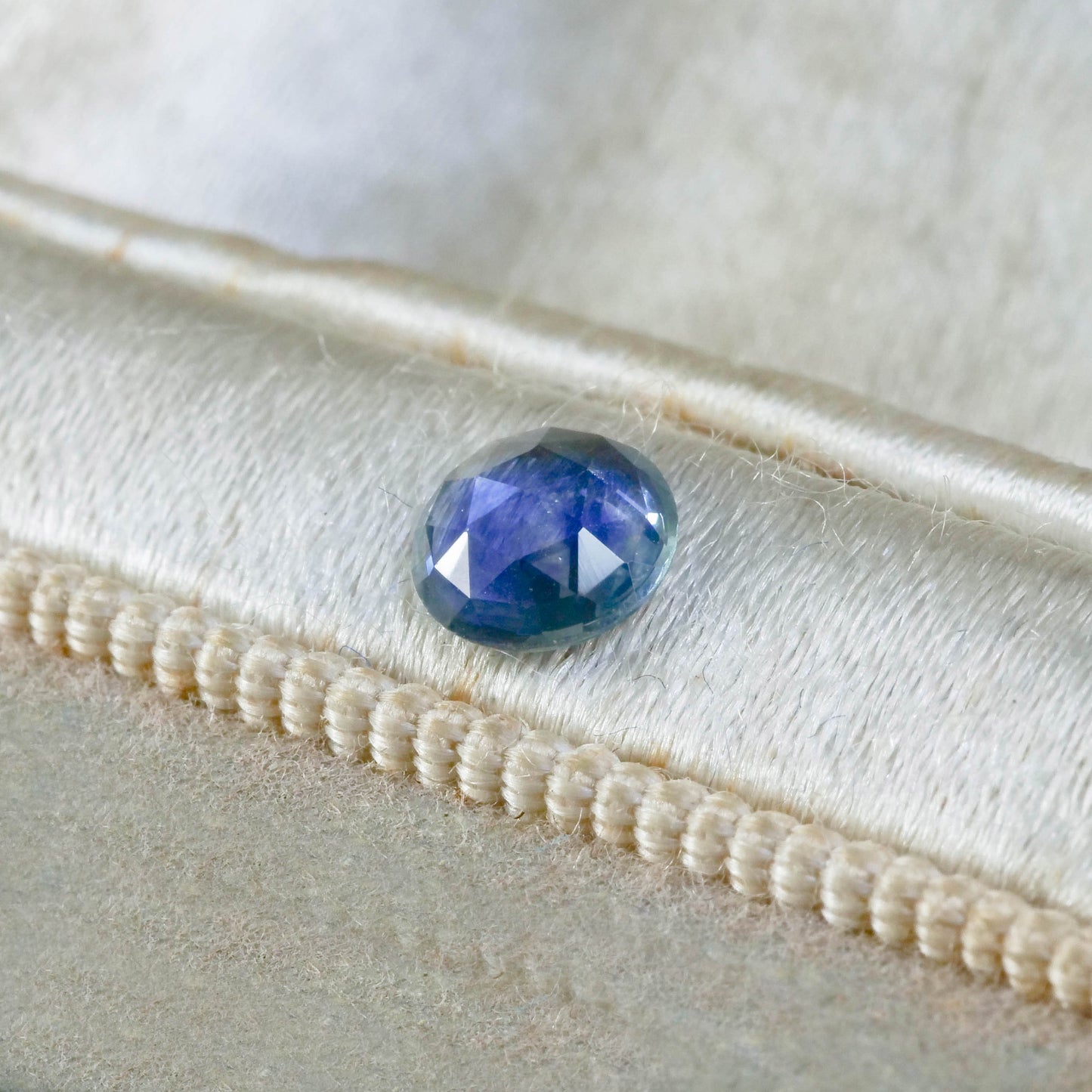モンタナサファイア 0.57ct ローズカット 5.3mm×5.3mm×2.1mm【MJ3117】