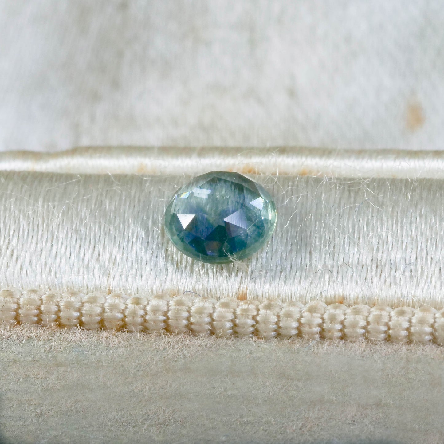 モンタナサファイア 0.62ct ローズカット 5.3mm×5.3mm×2.2mm【MJ3118】