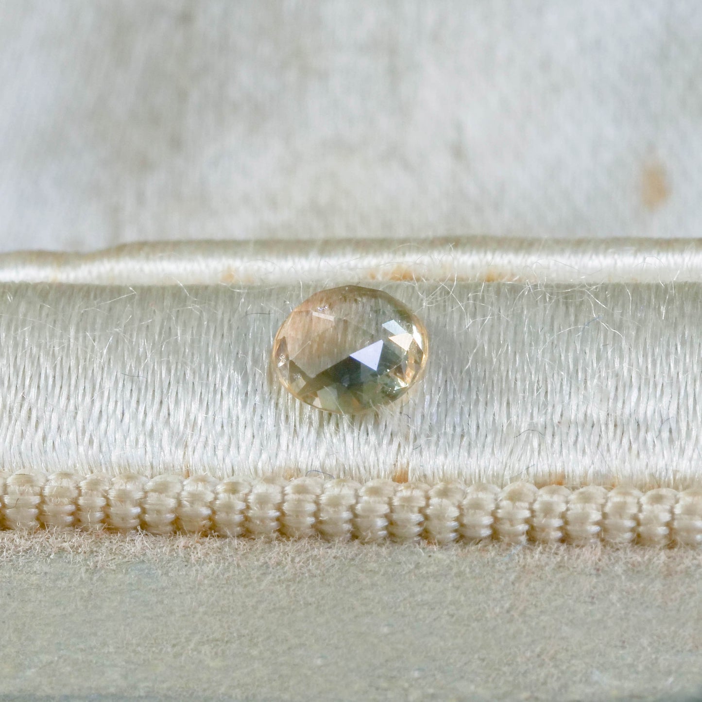 モンタナサファイア 0.42ct ローズカット 4.6mm×4.6mm×1.9mm【MJ3120】