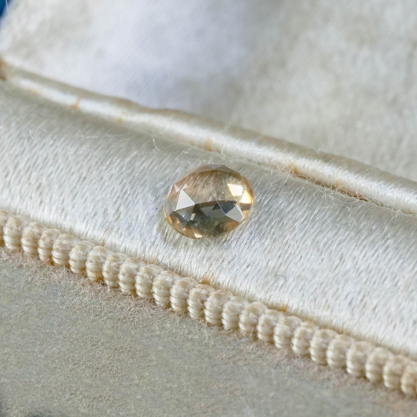モンタナサファイア 0.42ct ローズカット 4.6mm×4.6mm×1.9mm【MJ3120】