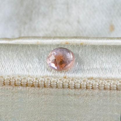 モンタナサファイア 0.47ct ローズカット 4.9mm×4.8mm×1.9mm【MJ3121】