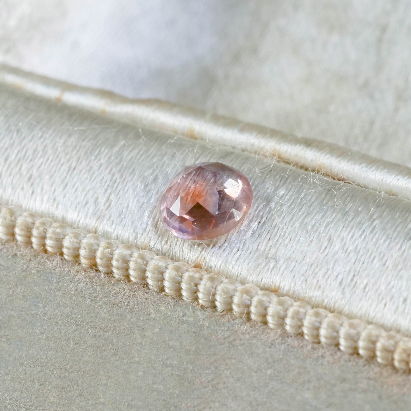 モンタナサファイア 0.47ct ローズカット 4.9mm×4.8mm×1.9mm【MJ3121】