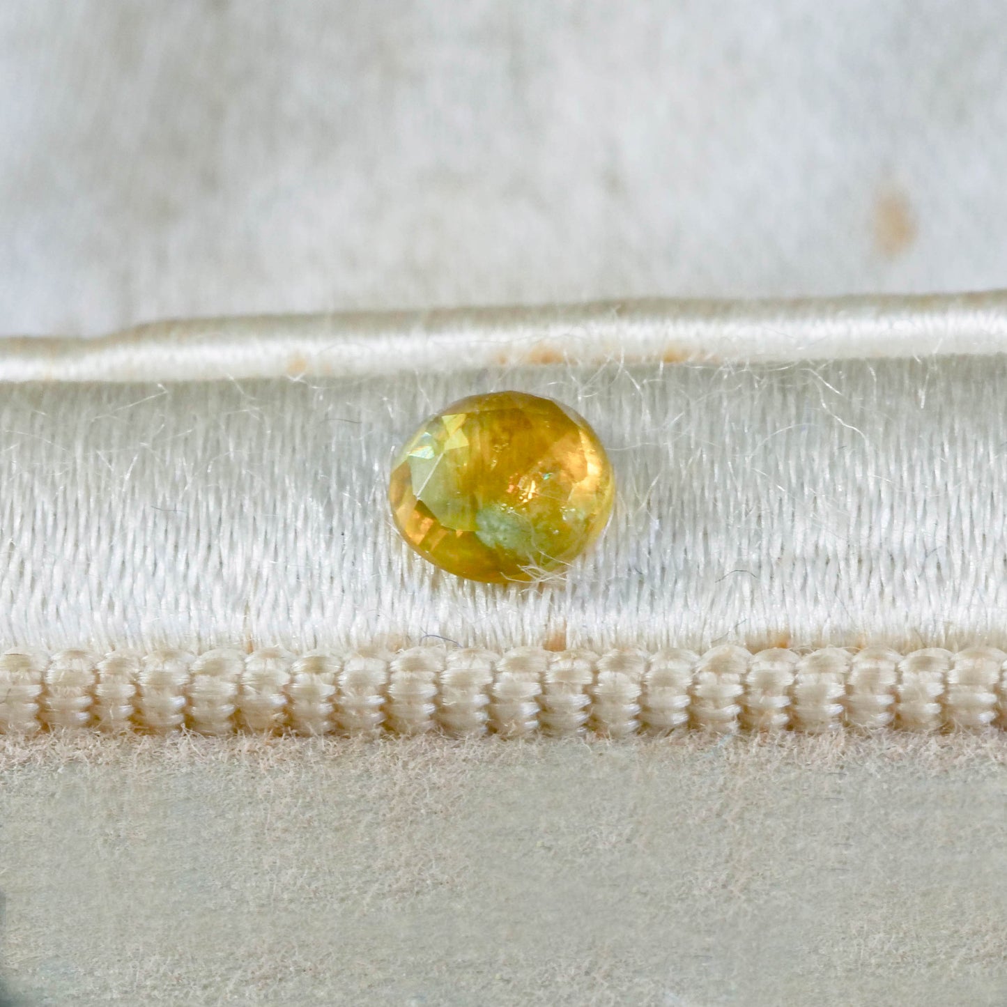モンタナサファイア 0.41ct ローズカット 4.6mm×4.6mm×1.8mm【MJ3122】