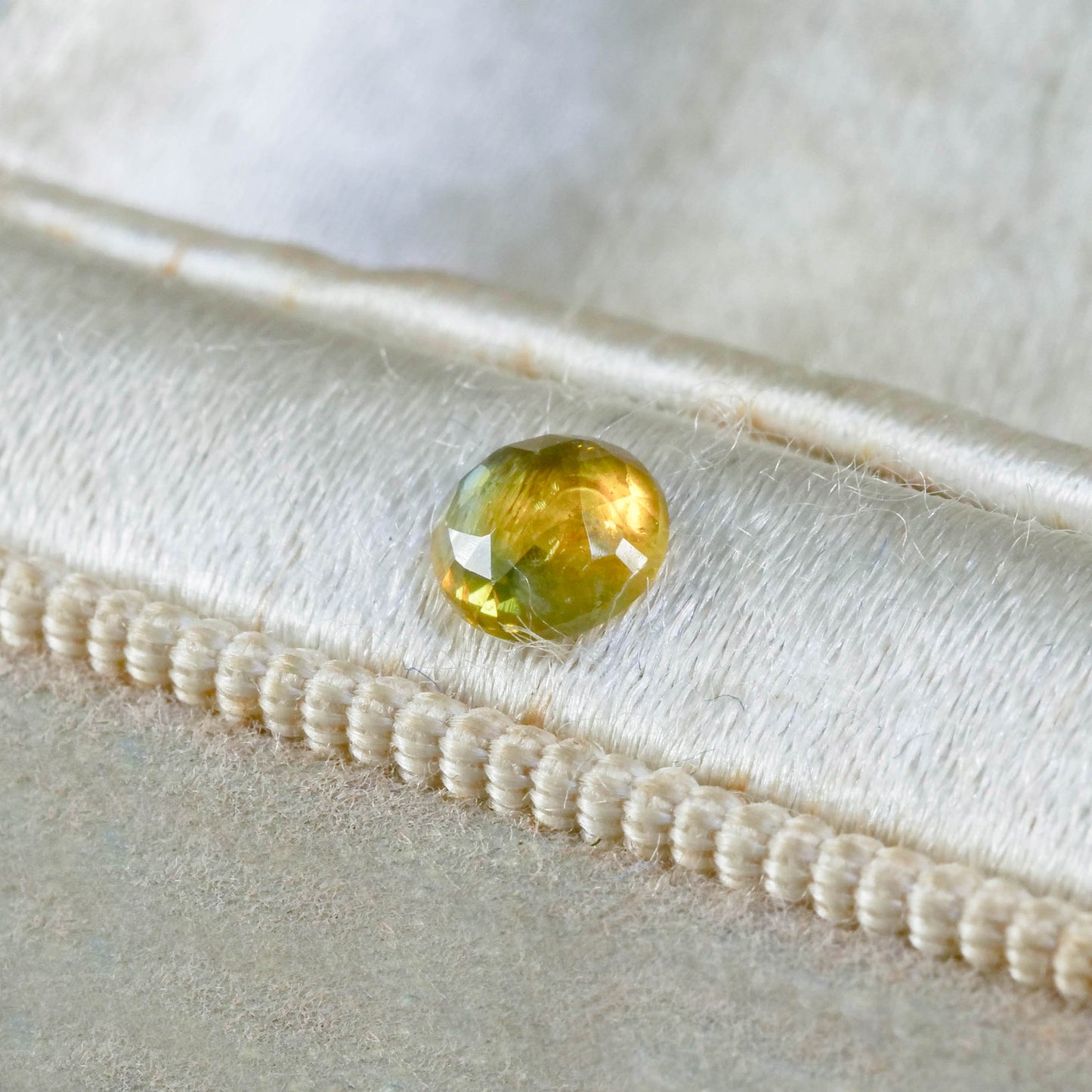 モンタナサファイア 0.41ct ローズカット 4.6mm×4.6mm×1.8mm【MJ3122】