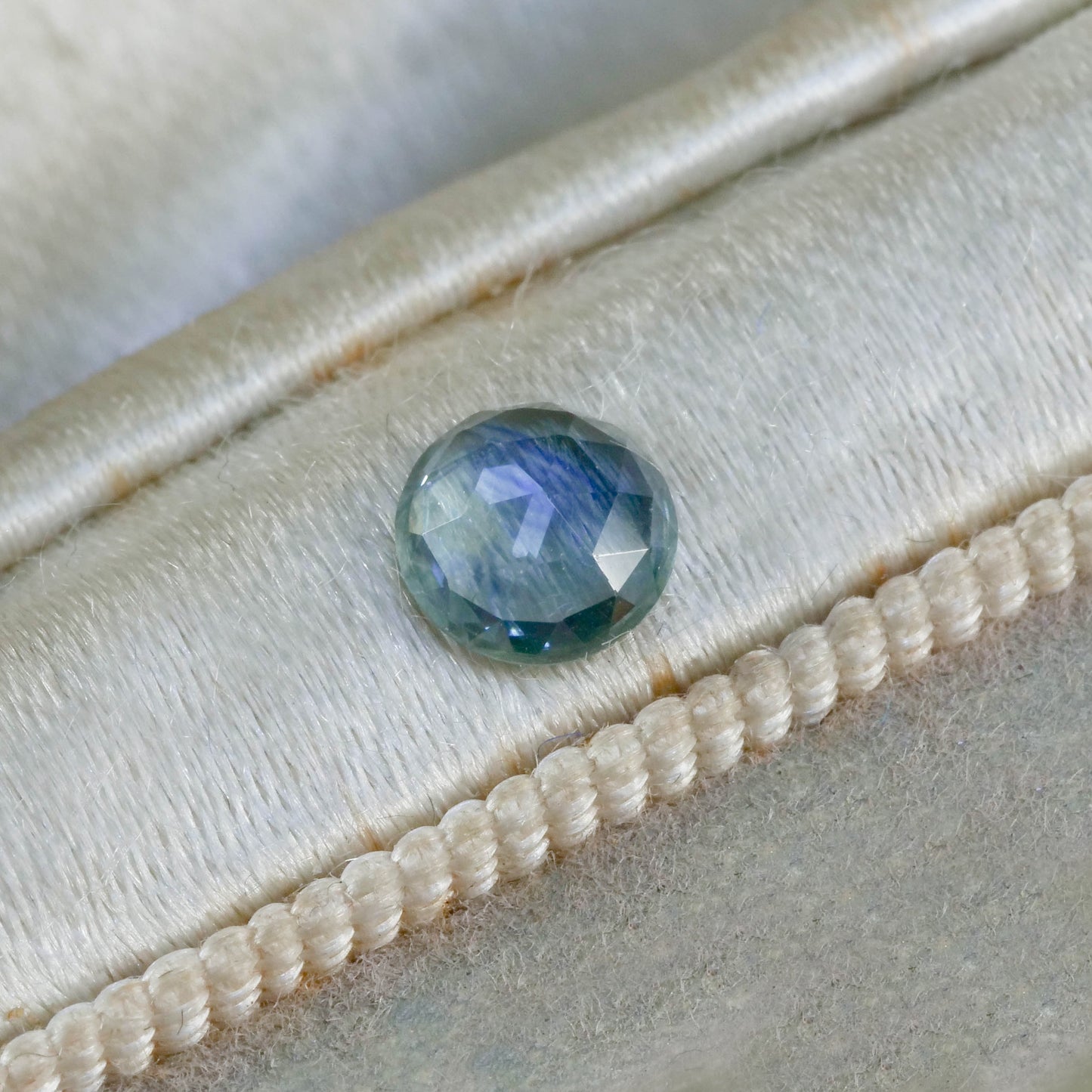 モンタナサファイア 0.58ct ローズカット 5.2mm×5.2mm×2.1mm【MJ3119】