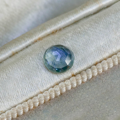 モンタナサファイア 0.58ct ローズカット 5.2mm×5.2mm×2.1mm【MJ3119】