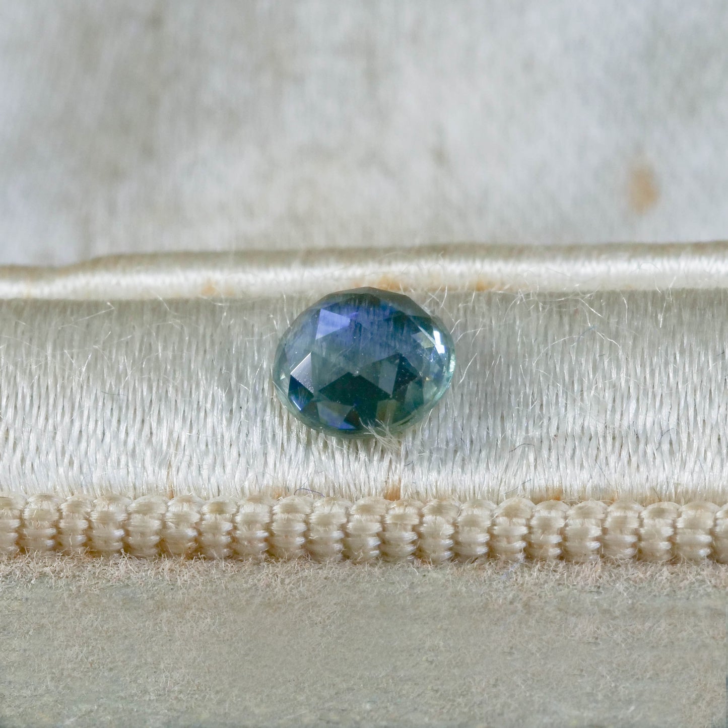モンタナサファイア 0.58ct ローズカット 5.2mm×5.2mm×2.1mm【MJ3119】