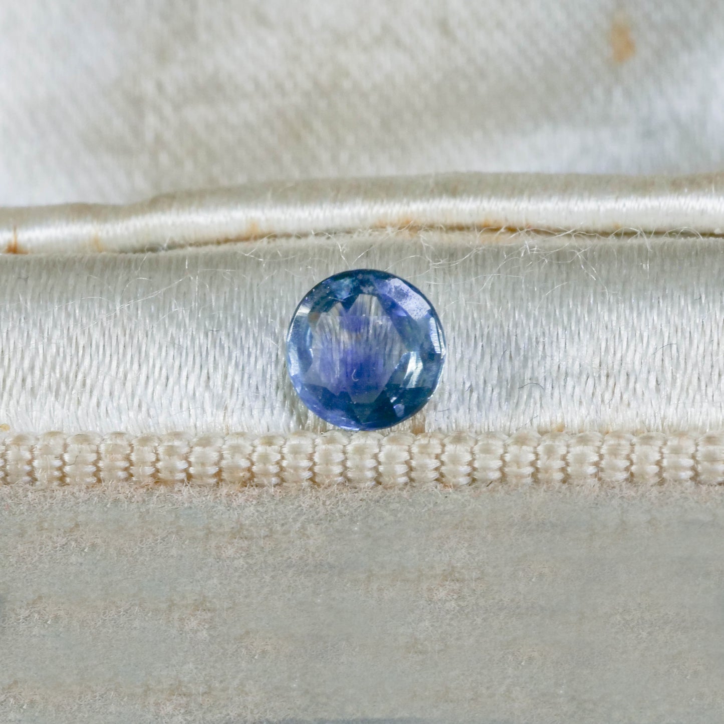 モンタナサファイア 0.57ct ローズカット 5.3mm×5.3mm×2.1mm【MJ3117】