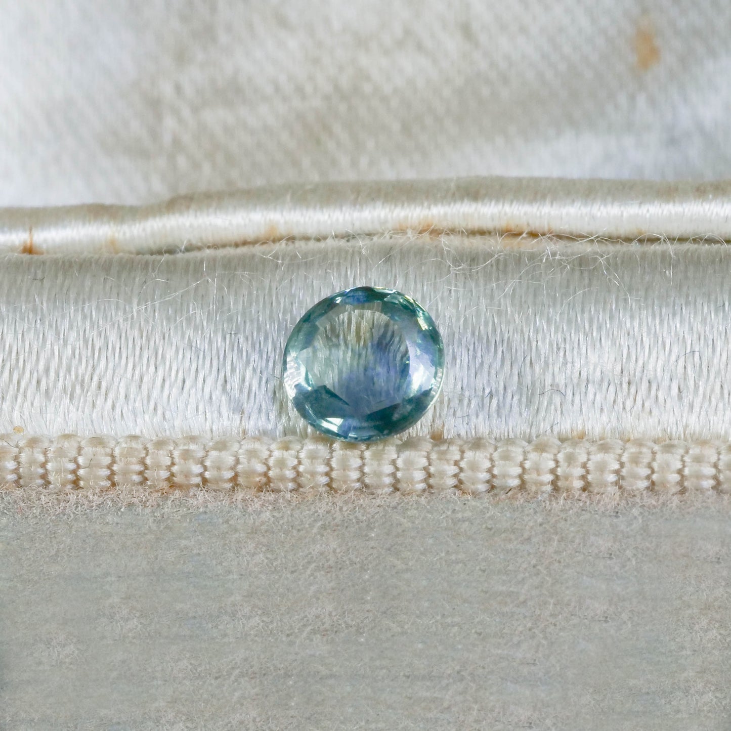 モンタナサファイア 0.62ct ローズカット 5.3mm×5.3mm×2.2mm【MJ3118】