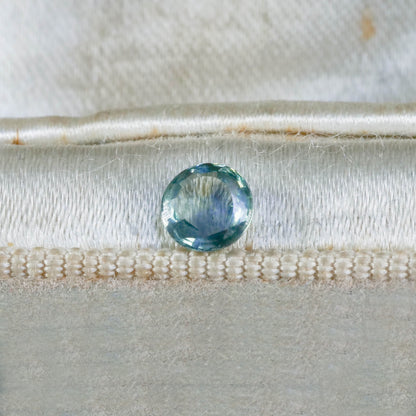 モンタナサファイア 0.62ct ローズカット 5.3mm×5.3mm×2.2mm【MJ3118】