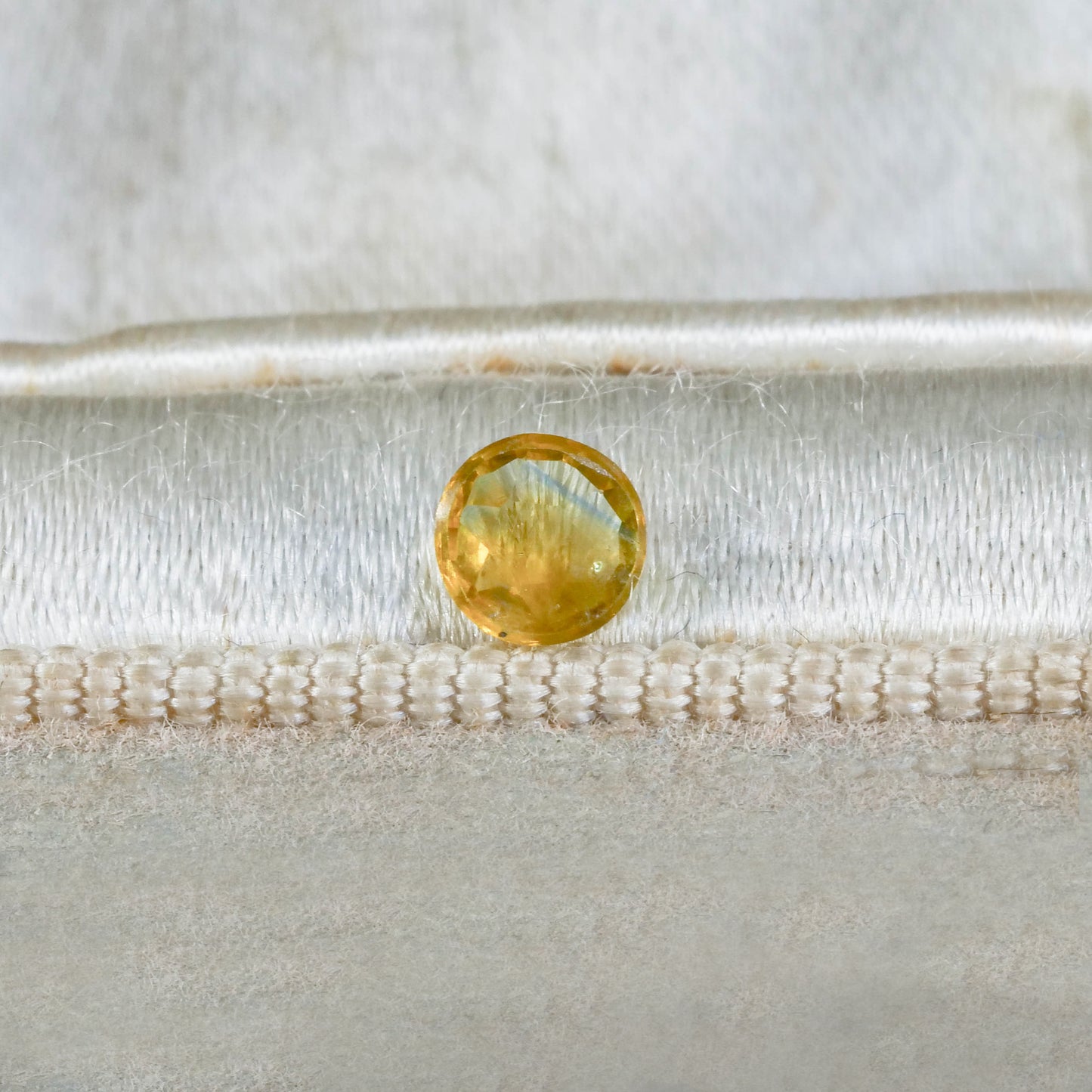 モンタナサファイア 0.41ct ローズカット 4.6mm×4.6mm×1.8mm【MJ3122】