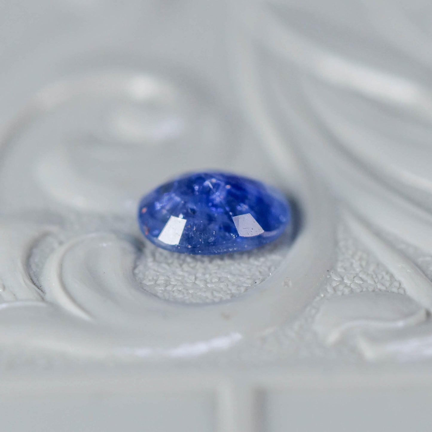 バイカラーサファイア 0.67ct オーバルカット 5.9mm×4.8mm×2.6mm【MJ3116】