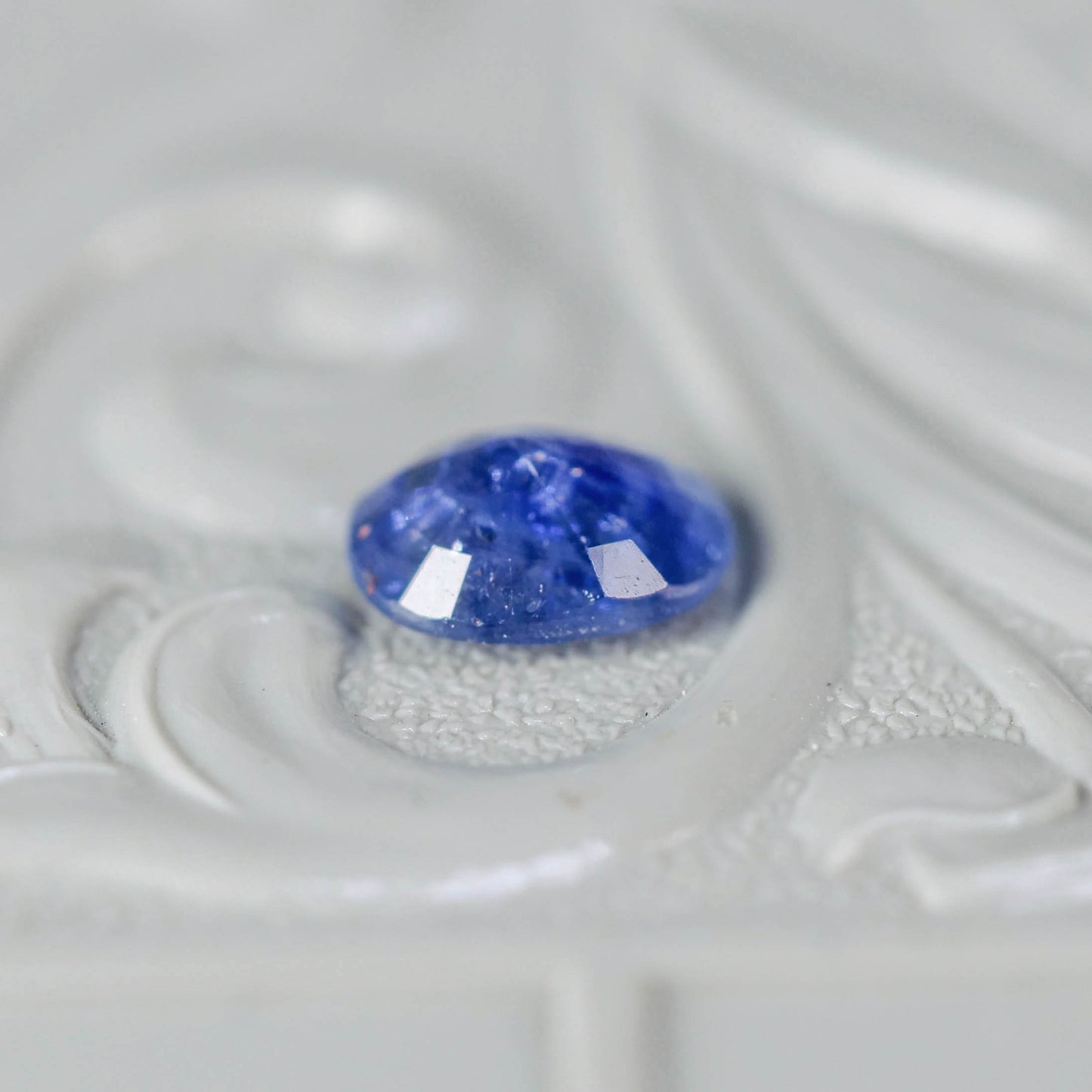 バイカラーサファイア 0.67ct オーバルカット 5.9mm×4.8mm×2.6mm【MJ3116】