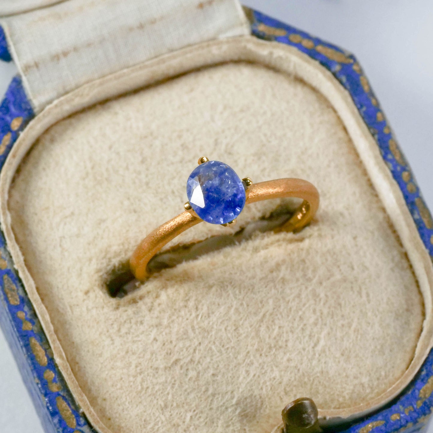 バイカラーサファイア 0.67ct オーバルカット 5.9mm×4.8mm×2.6mm【MJ3116】