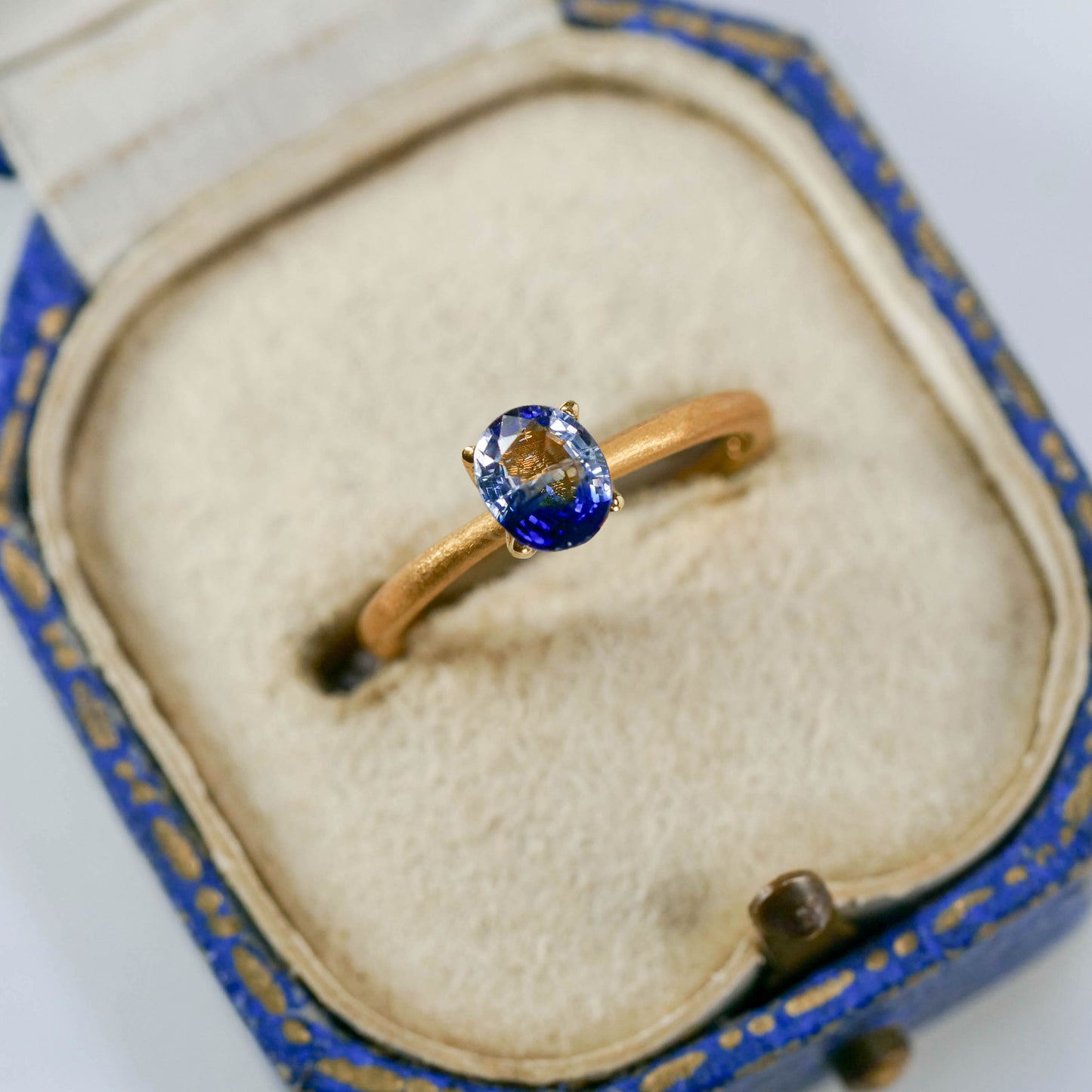 バイカラーサファイア 0.71ct オーバルカット 6.0mm×4.8mm×2.6mm【MJ3115】