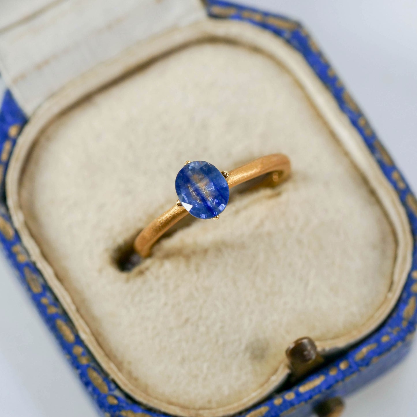 バイカラーサファイア 0.67ct オーバルカット 5.8mm×4.8mm×2.7mm【MJ3114】
