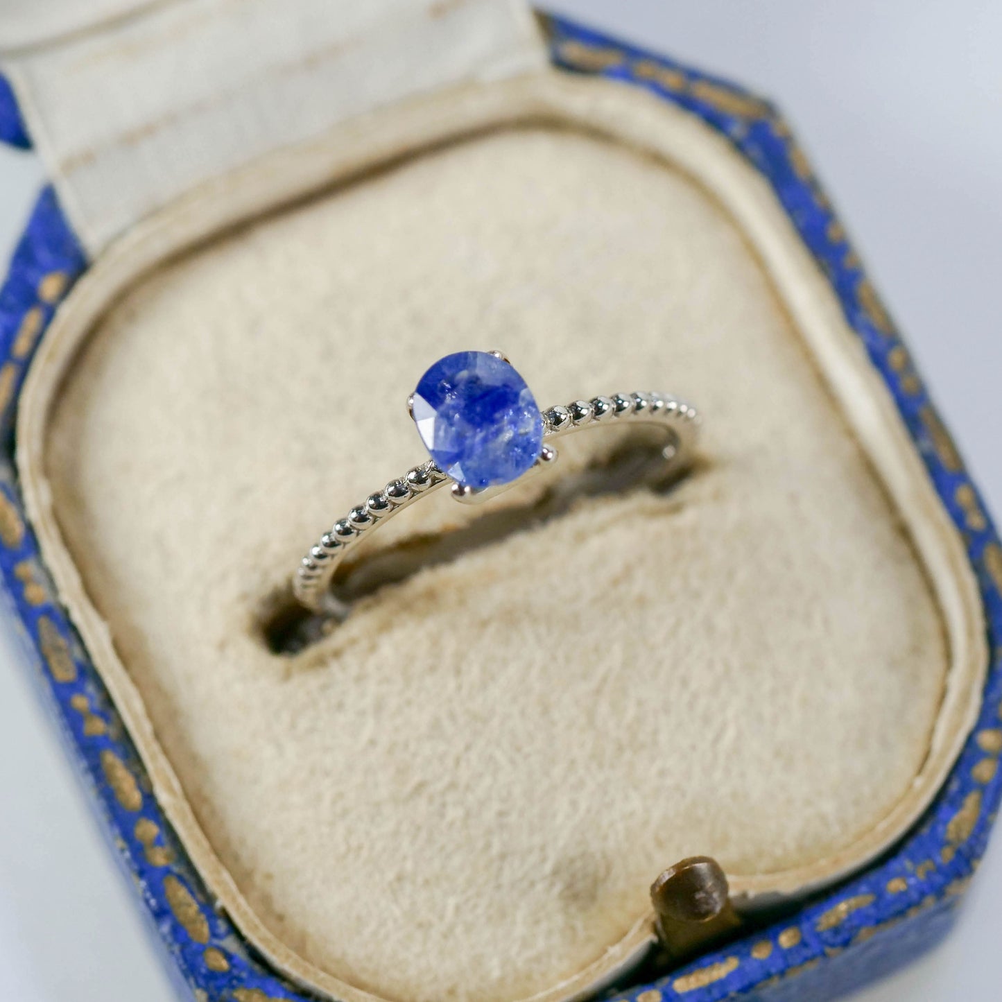 バイカラーサファイア 0.67ct オーバルカット 5.9mm×4.8mm×2.6mm【MJ3116】