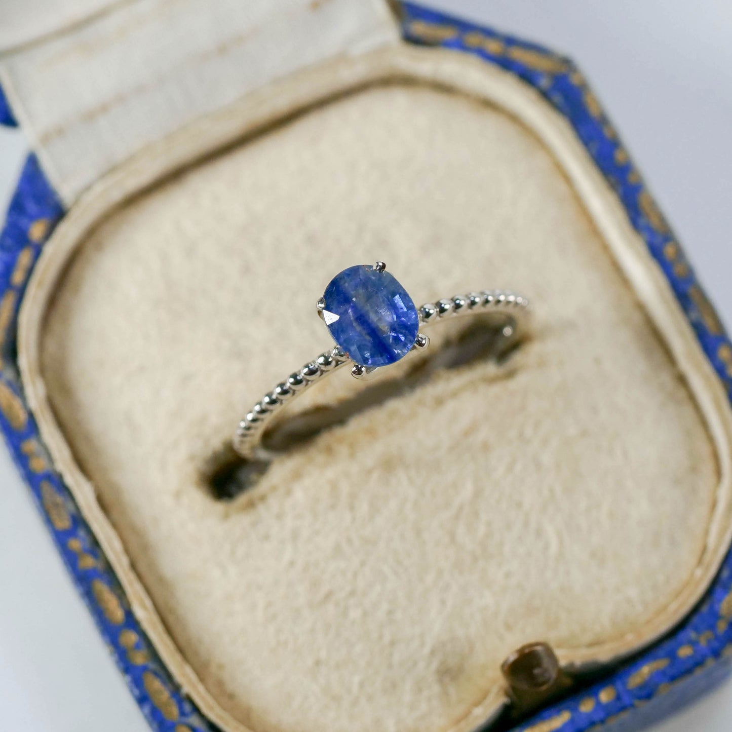 バイカラーサファイア 0.67ct オーバルカット 5.8mm×4.8mm×2.7mm【MJ3114】