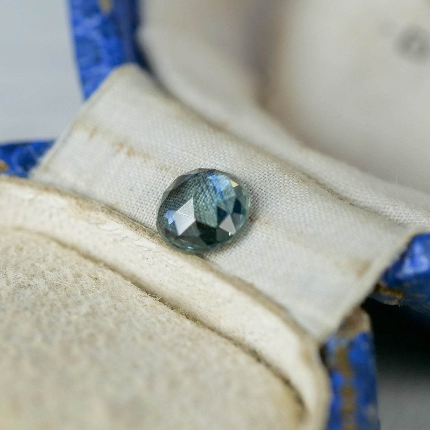 モンタナサファイア 0.58ct ローズカット 5.2mm×5.2mm×2.1mm【MJ3119】