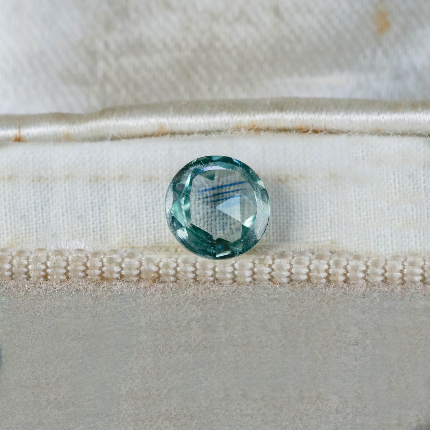 モンタナサファイア 0.58ct ローズカット 5.2mm×5.2mm×2.1mm【MJ3119】