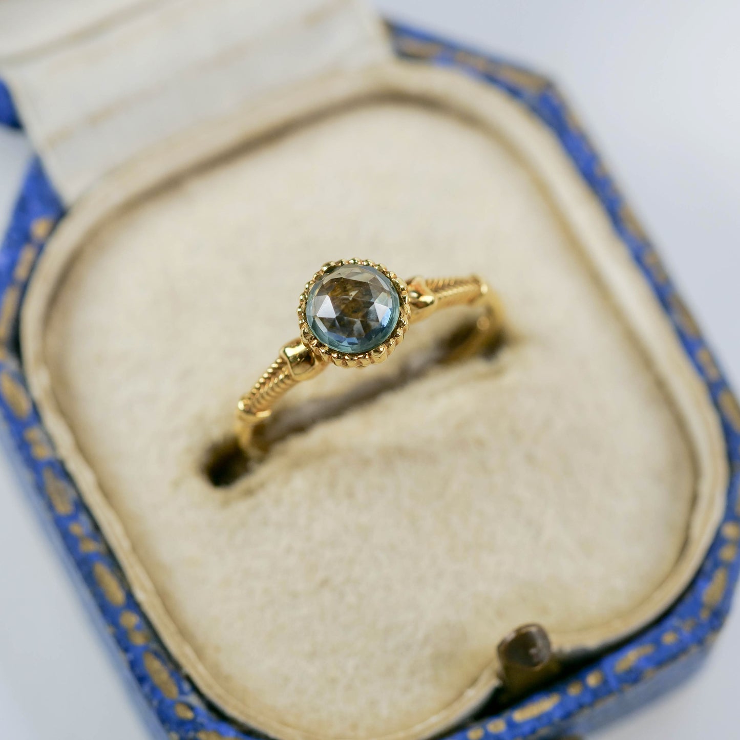 モンタナサファイア 0.62ct ローズカット 5.3mm×5.3mm×2.2mm【MJ3118】