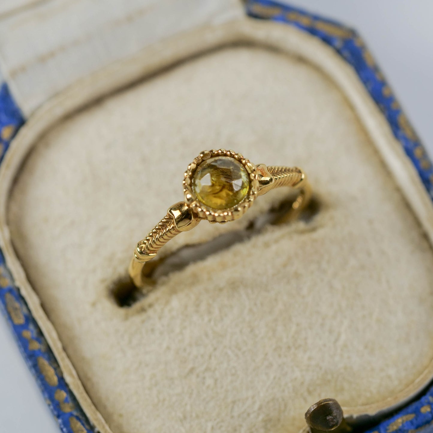 モンタナサファイア 0.41ct ローズカット 4.6mm×4.6mm×1.8mm【MJ3122】
