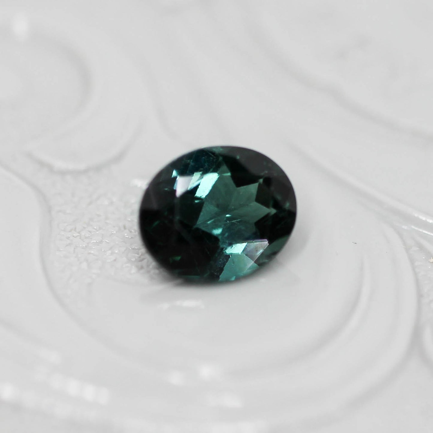 ラグーントルマリン 0.65ct オーバルカット 6.0mm×5.0mm×3.1mm【MJ3130】