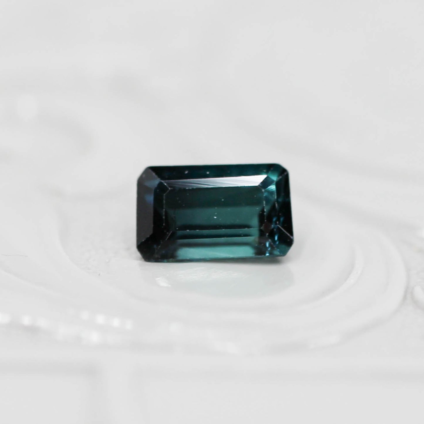ラグーントルマリン 0.69ct エメラルドカット 6.3mm×3.9mm×3.2mm【MJ3131】