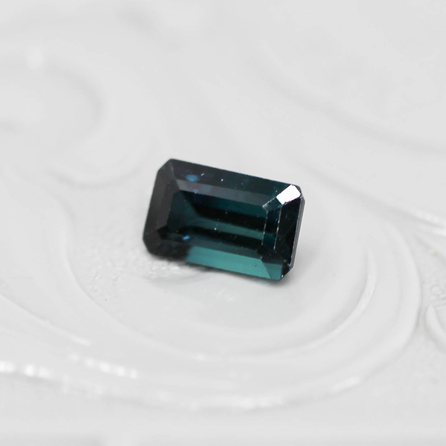 ラグーントルマリン 0.69ct エメラルドカット 6.3mm×3.9mm×3.2mm【MJ3131】