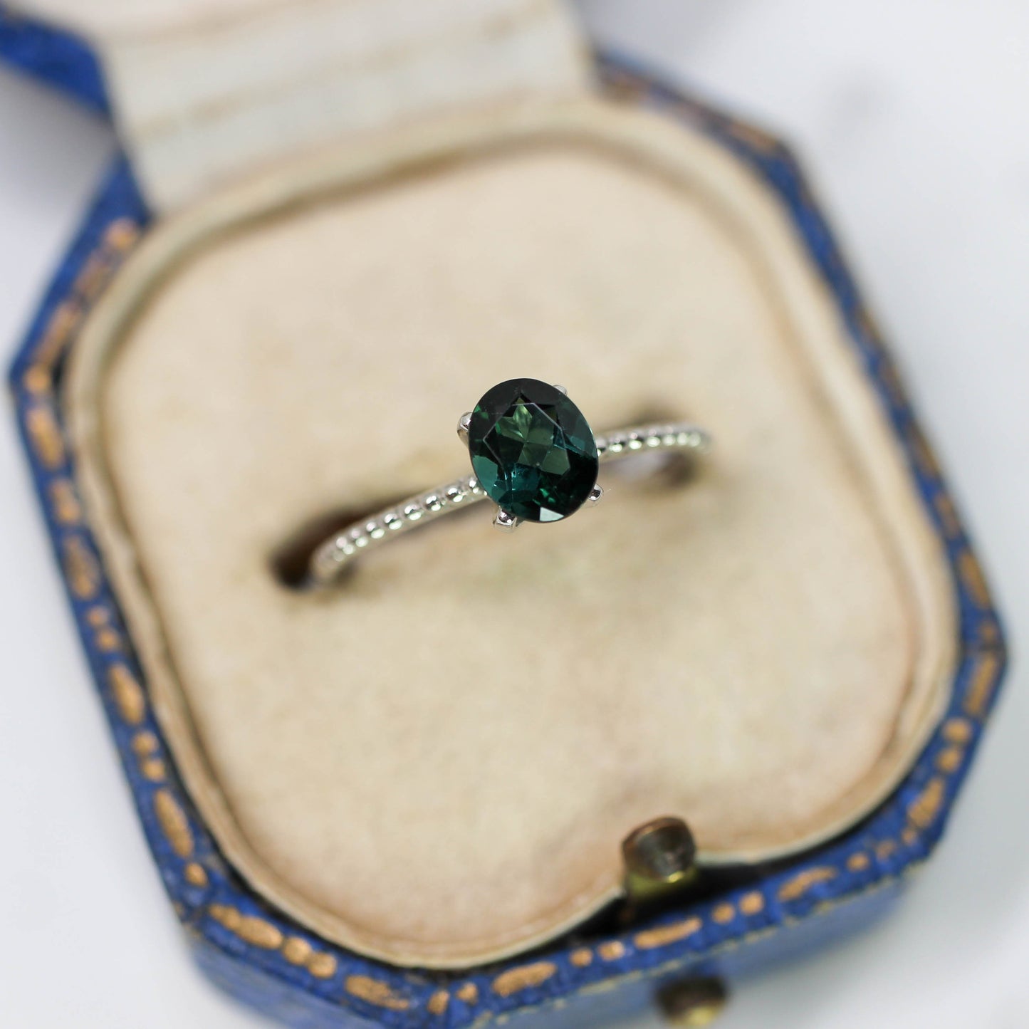ラグーントルマリン 0.65ct オーバルカット 6.0mm×5.0mm×3.1mm【MJ3130】