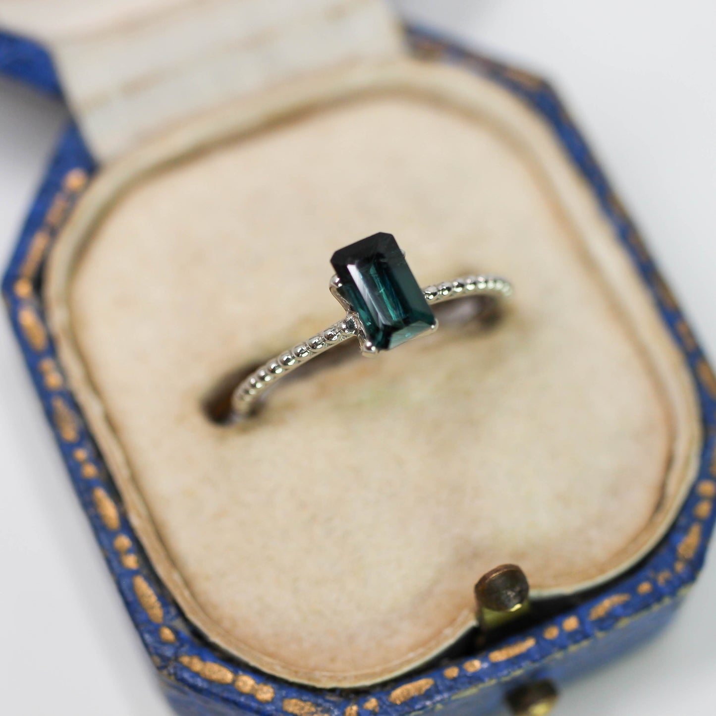 ラグーントルマリン 0.69ct エメラルドカット 6.3mm×3.9mm×3.2mm【MJ3131】