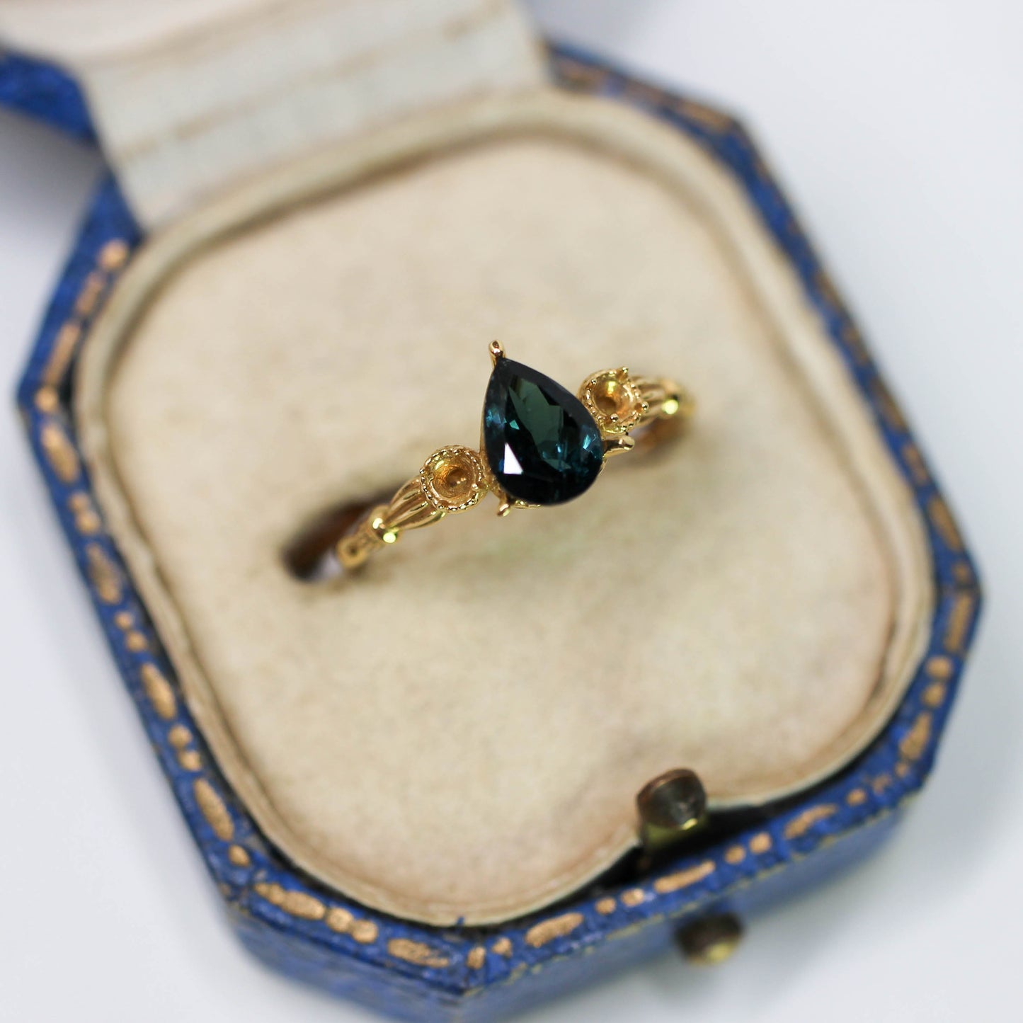 ラグーントルマリン 0.71ct ペアシェイプカット 7.0mm×5.0mm×3.2mm【MJ3132】