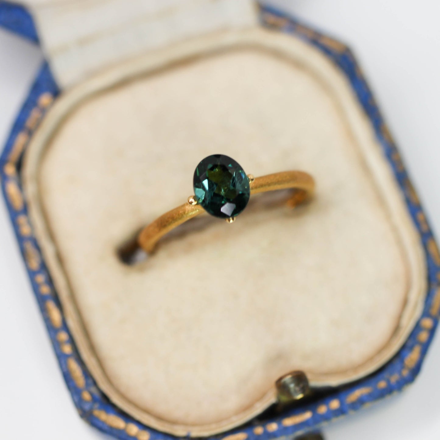ラグーントルマリン 0.65ct オーバルカット 6.0mm×5.0mm×3.1mm【MJ3130】