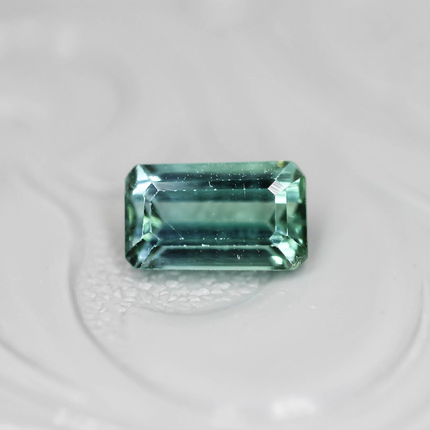 シーフォームトルマリン 0.66ct エメラルドカット 6.2mm×3.7mm×3.0mm【MJ3126】