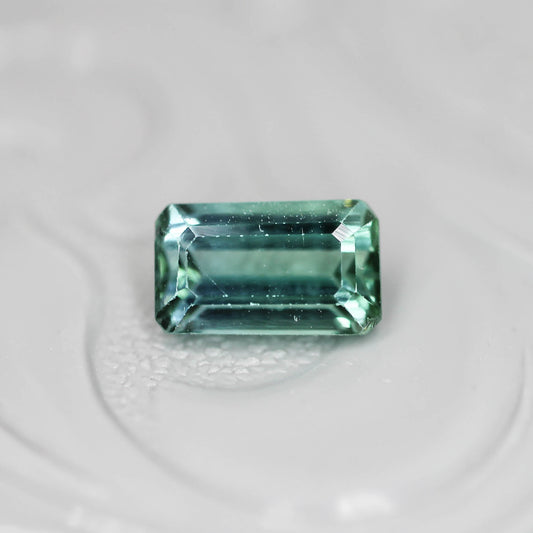 シーフォームトルマリン 0.66ct エメラルドカット 6.2mm×3.7mm×3.0mm【MJ3126】