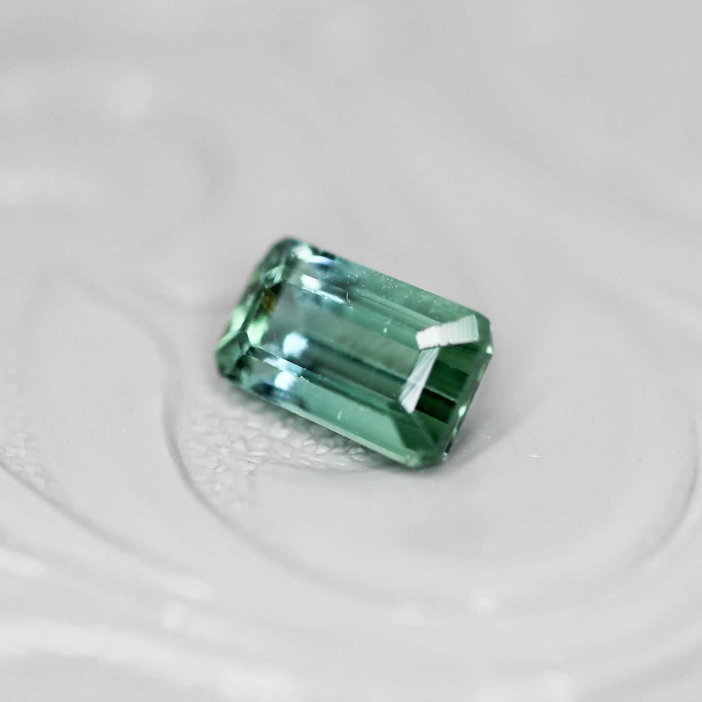シーフォームトルマリン 0.66ct エメラルドカット 6.2mm×3.7mm×3.0mm【MJ3126】