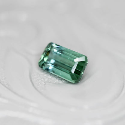 シーフォームトルマリン 0.66ct エメラルドカット 6.2mm×3.7mm×3.0mm【MJ3126】