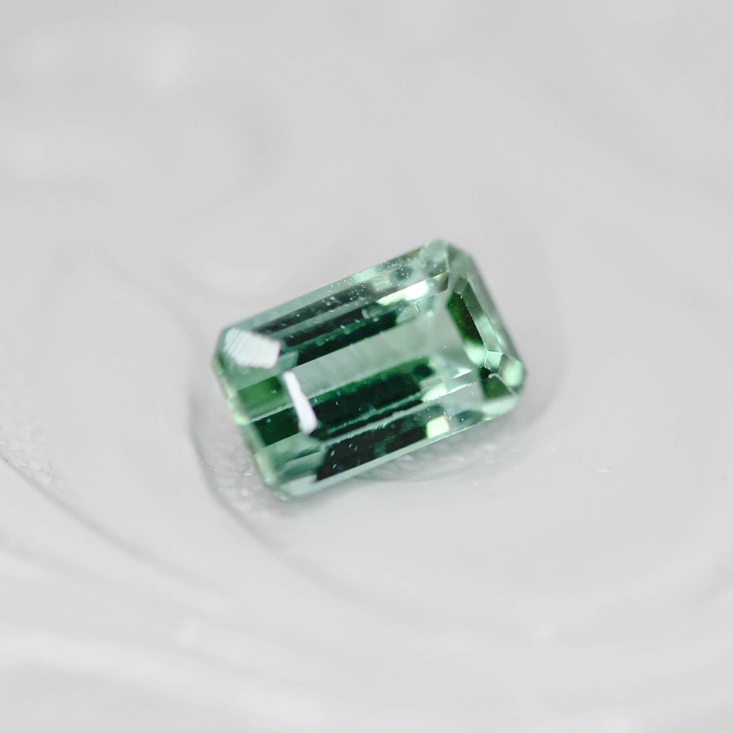 シーフォームトルマリン 0.66ct エメラルドカット 6.2mm×3.7mm×3.0mm【MJ3126】