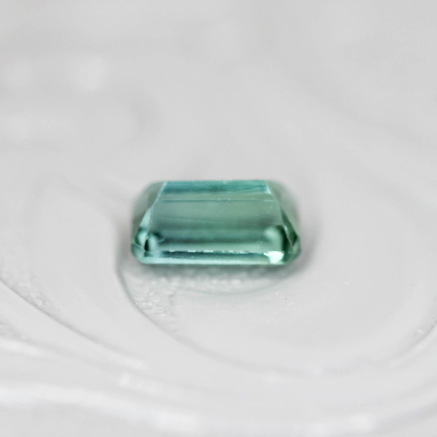 シーフォームトルマリン 0.66ct エメラルドカット 6.2mm×3.7mm×3.0mm【MJ3126】