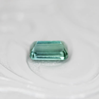 シーフォームトルマリン 0.66ct エメラルドカット 6.2mm×3.7mm×3.0mm【MJ3126】