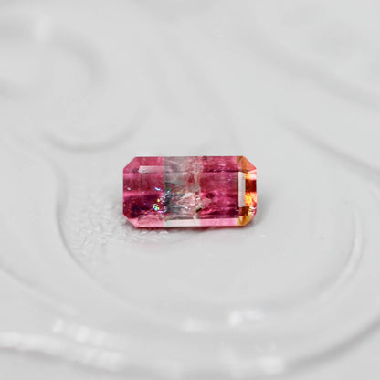 パーティーカラードトルマリン 0.27ct エメラルドカット 5.3mm×2.8mm×2.0mm【MJ3133】