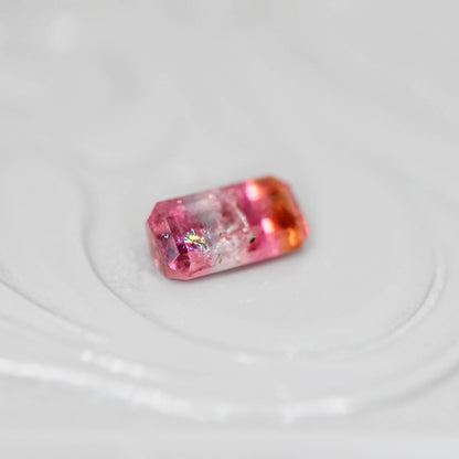 パーティーカラードトルマリン 0.27ct エメラルドカット 5.3mm×2.8mm×2.0mm【MJ3133】